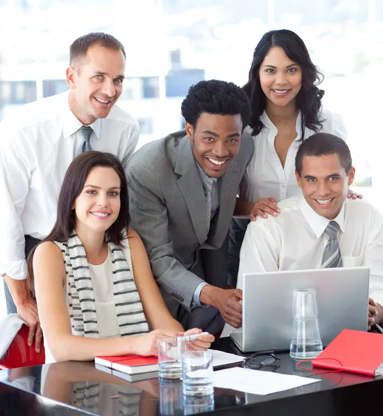 Team aziendale multietnico che lavora insieme in ufficio — Foto Stock
