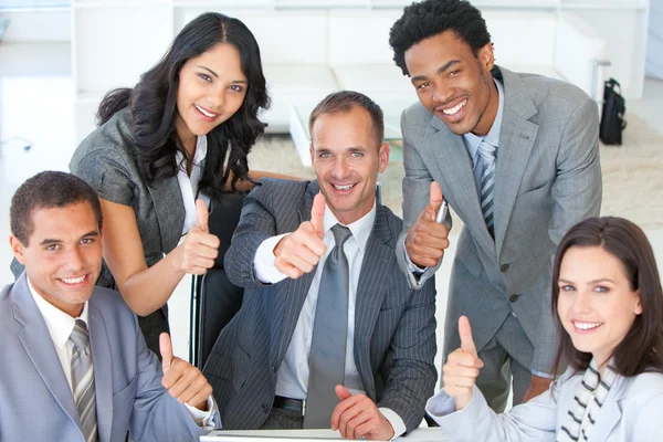 Equipe de negócios com polegares para cima no escritório — Fotografia de Stock