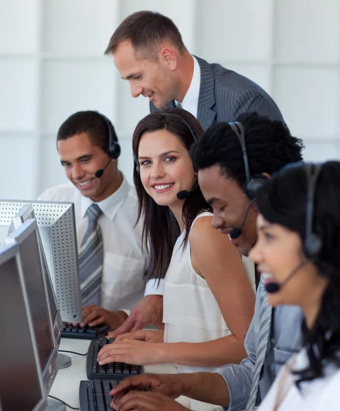 Geschäftsfrau in einem Call Center mit ihrem Team und Manager — Stockfoto