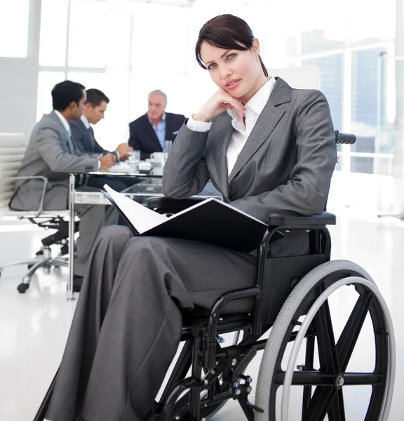 Ritratto di una giovane donna su una sedia a rotelle — Foto Stock