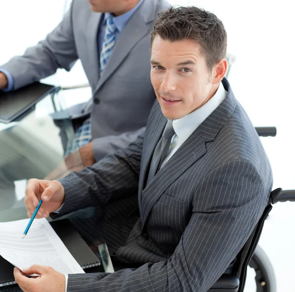 Close-up de um homem de negócios caucasiano em uma cadeira de rodas — Fotografia de Stock
