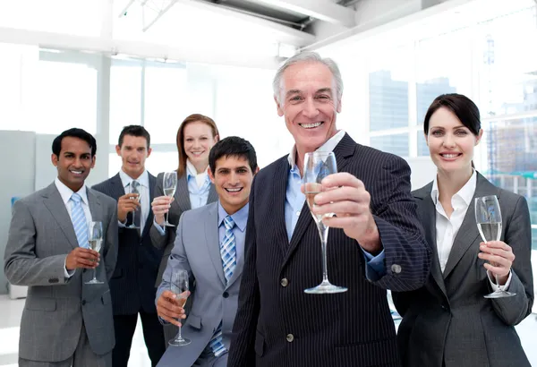 Heureux groupe d'affaires diversifié griller avec Champagne — Photo