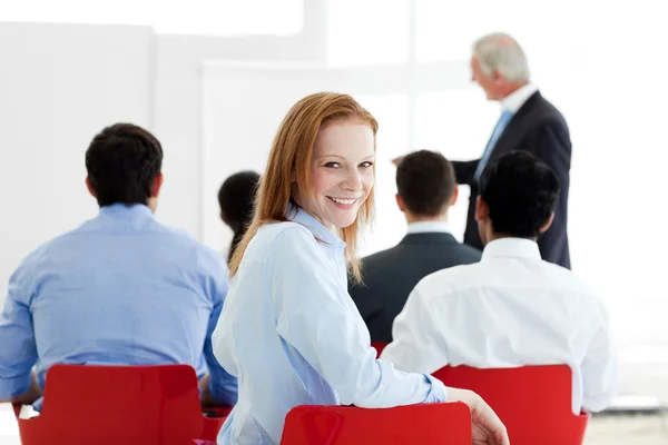 Sorrindo mulher de negócios caucasiana em uma conferência — Fotografia de Stock