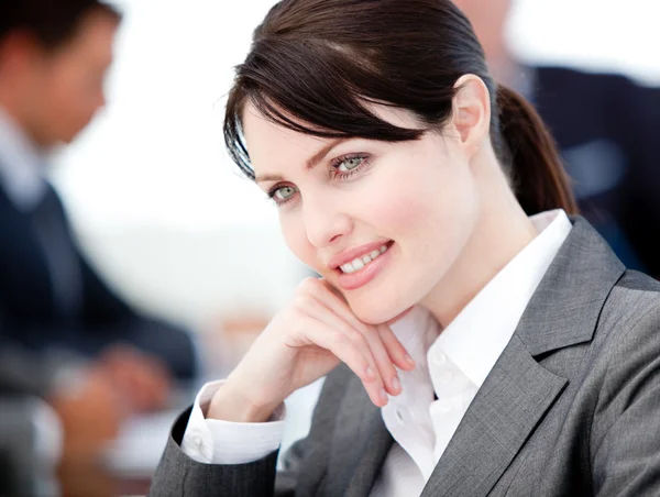 Påstridig affärskvinna i ett möte — Stockfoto