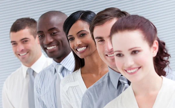 Multi-etnische jonge bedrijf team staan in een rij — Stockfoto