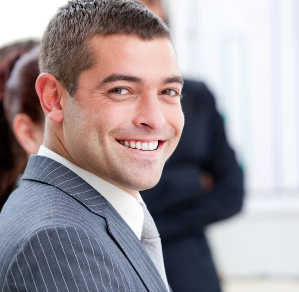 Primer plano de un hombre de negocios sonriente en una presentación —  Fotos de Stock