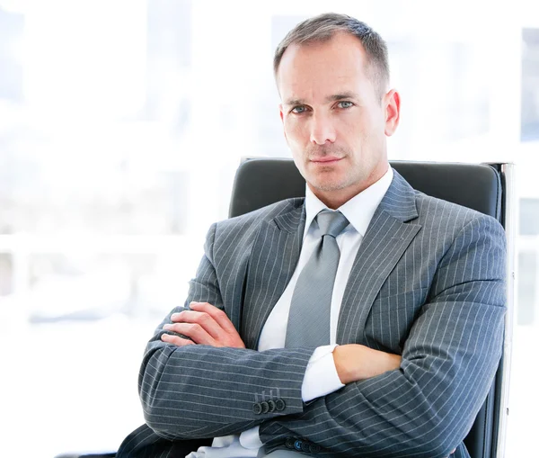 Confident businessman looking at the camera sitting — Stock Photo, Image