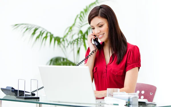 Портрет занятой деловой женщины, разговаривающей по телефону — стоковое фото