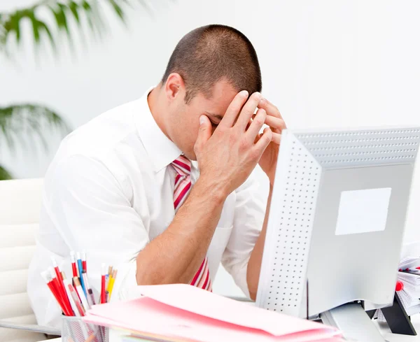 Empresario frustrado trabajando en una computadora — Foto de Stock