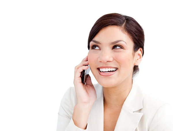 Aantrekkelijke zakenvrouw met behulp van een mobiele telefoon — Stockfoto