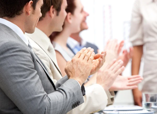 Bir toplantı sırasında applauding konuşmak kurumsal portresi — Stok fotoğraf