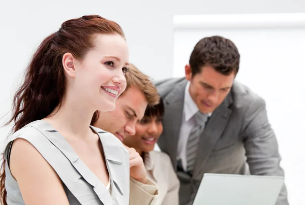 Retrato de una mujer de negocios sonriente trabajando con sus colegas —  Fotos de Stock