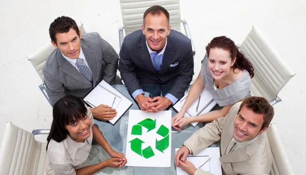 Wysoki kąt uśmiechający się biznes drużyna przytrzymanie recykling symbol — Zdjęcie stockowe