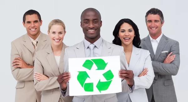 Obchodní tým drží symbol recyklace — Stock fotografie