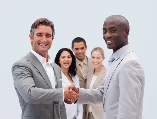 Empresários caucasianos e afro-americanos apertando as mãos — Fotografia de Stock
