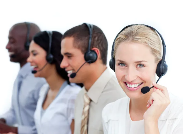 Blond zakenvrouw en haar team werken in een callcenter — Stockfoto