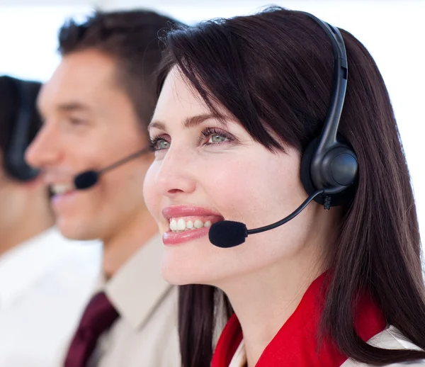 Junge Kundendienstmitarbeiter ein Call Center — Stockfoto
