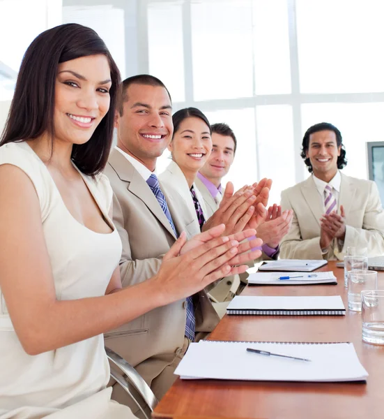 Une équipe d'entreprises multiethnique applaudit après une conférence — Photo