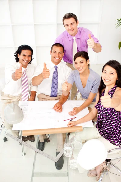 Um grupo de arquitetos com polegares para cima em uma reunião — Fotografia de Stock