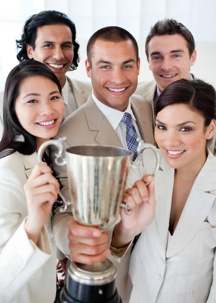 Успешная бизнес-команда с трофеем — стоковое фото