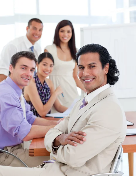Självsäker affärsman i ett möte — Stockfoto