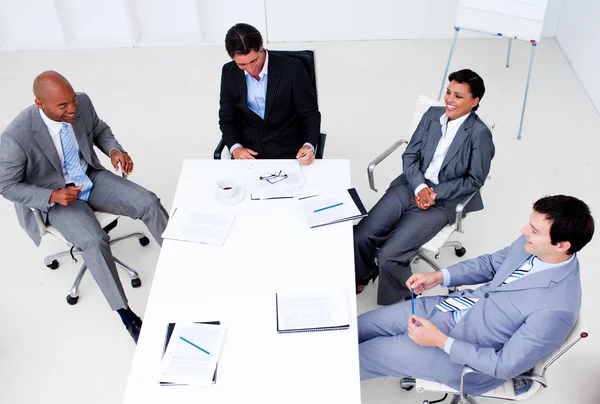 Alto ángulo de un equipo de negocios sonriente en una reunión —  Fotos de Stock