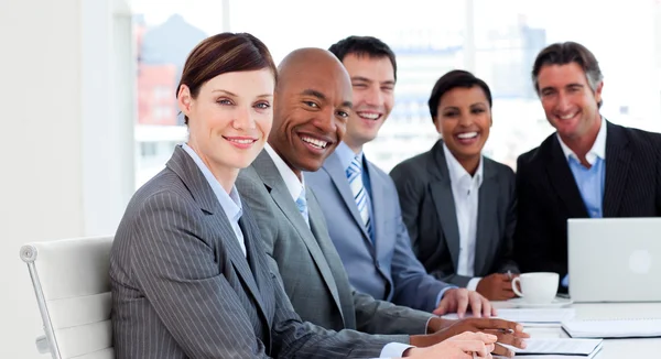 Grupo empresarial que muestra la diversidad étnica en una reunión — Foto de Stock