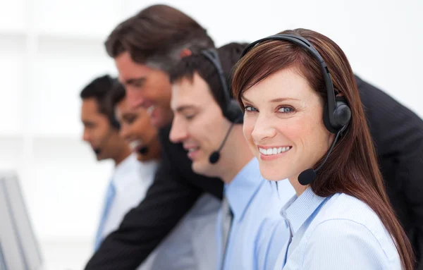 Hübsche Geschäftsfrau und ihr Team arbeiten in einem Callcenter — Stockfoto