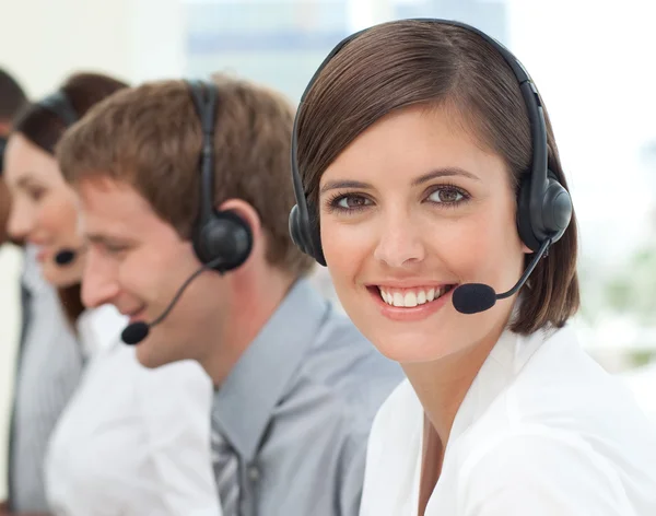 Vrouwelijke klantenservice in een callcenter — Stockfoto