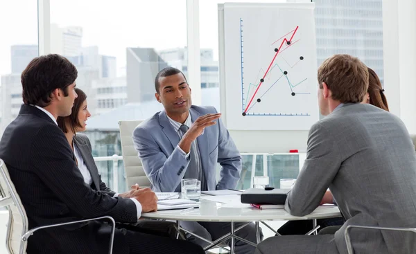 Positiva affärsgrupp har ett möte — Stockfoto