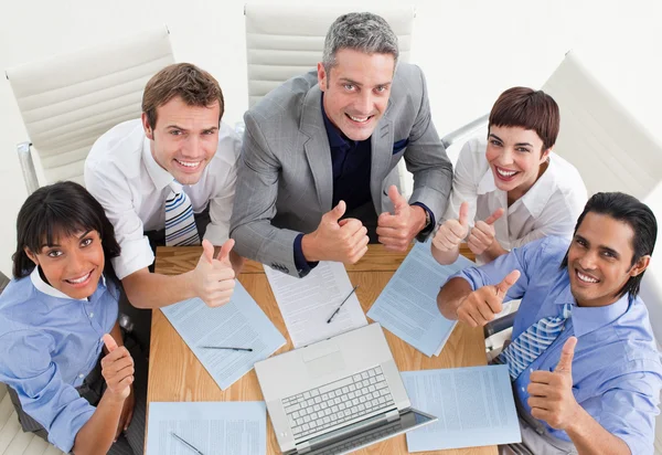 Ângulo alto de uma equipe de negócios alegre com polegares para cima — Fotografia de Stock