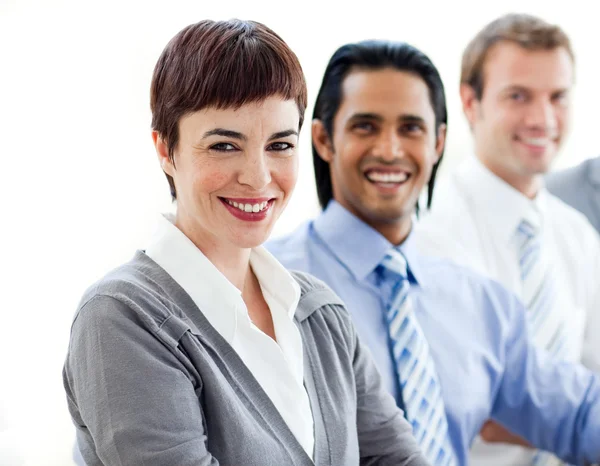Multiethnische Mitarbeiter lächeln in die Kamera — Stockfoto