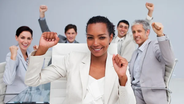 Glückliches multiethnisches Geschäftsteam feiert einen Erfolg — Stockfoto