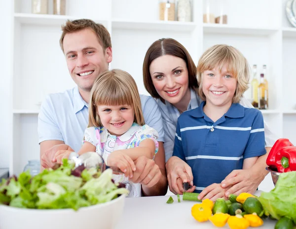 Alegre joven familia cocinar juntos — Foto de Stock