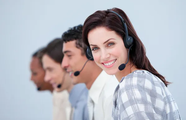 Attraktiva affärskvinna och hennes team som arbetar i ett callcenter — Stockfoto