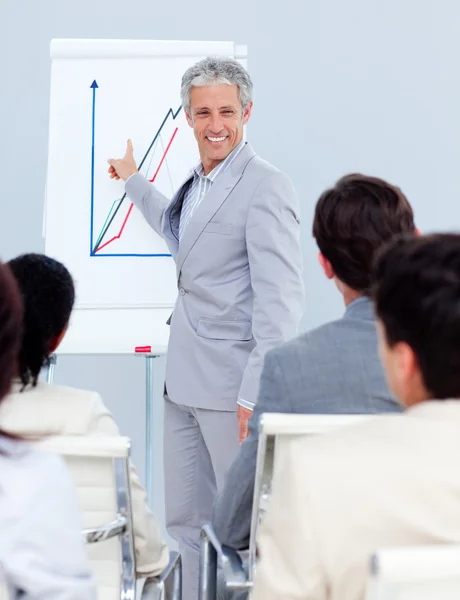 Positieve volwassen zakenman bezig met een presentatie — Stockfoto