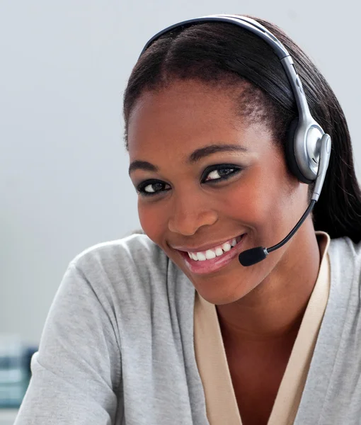 Blij Afro-Amerikaanse zakenvrouw via headset — Stockfoto