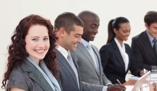 Glimlachende zakenvrouw in een vergadering — Stockfoto