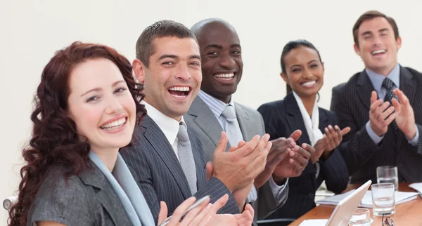 Zufriedenes Klatschen der Geschäftsleute in einer Sitzung — Stockfoto