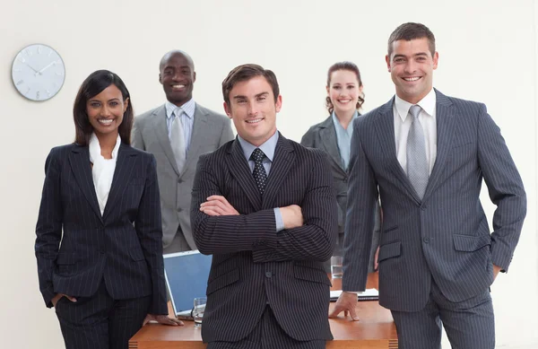 Equipe de negócios confiante em pé em uma reunião e sorrindo — Fotografia de Stock
