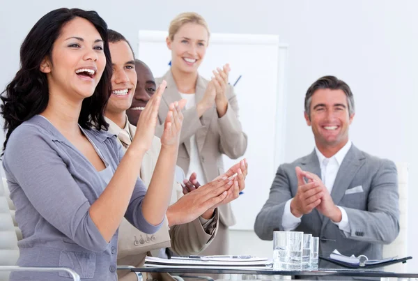 Glada business applåderar i ett möte — Stockfoto