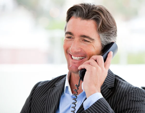 Portret van een glimlachende zakenman op telefoon — Stockfoto