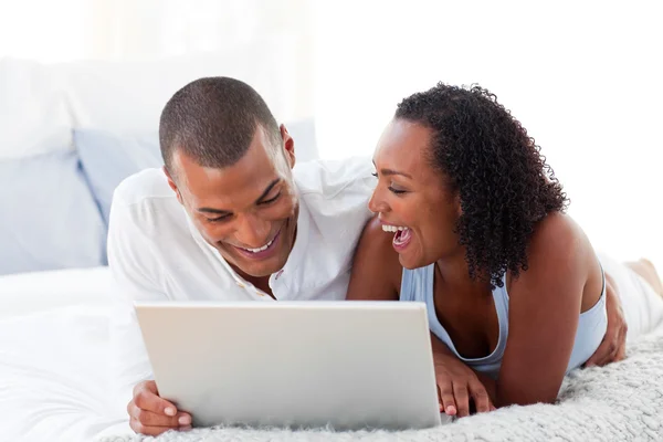 Happy couple using a laptop — Stock Photo, Image