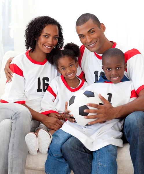 Χαμογελώντας η οικογένεια που κατέχουν μια μπάλα ποδοσφαίρου — Φωτογραφία Αρχείου