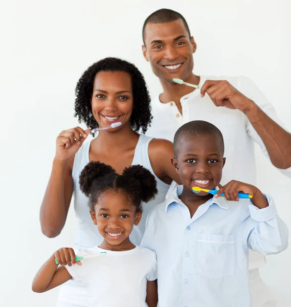 Família afro-americana escovando os dentes — Fotografia de Stock