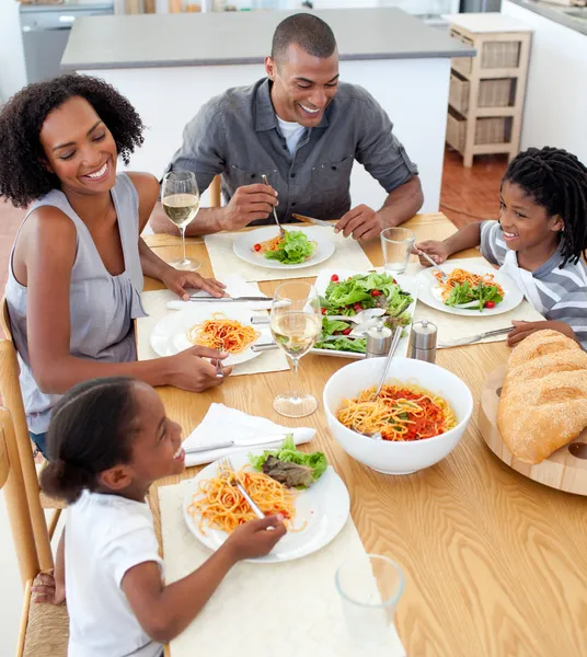 Sonriendo familia cenando juntos — Foto de Stock