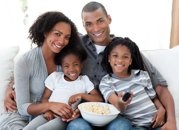Afro-American rodina sleduje televizi doma — Stock fotografie
