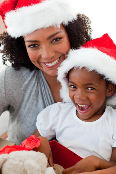 Matka a dcera se baví na Vánoce — Stock fotografie