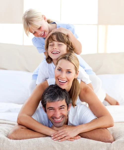 Счастливая семья веселится — стоковое фото