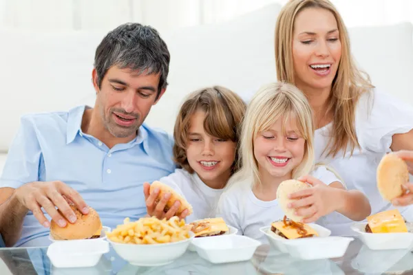 Kochająca rodzina jedzenie hamburgerów — Zdjęcie stockowe
